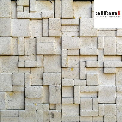 Parete con rivestimento in gres effetto travertino